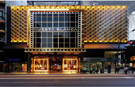 天峨门头设计与商业空间的纽带。